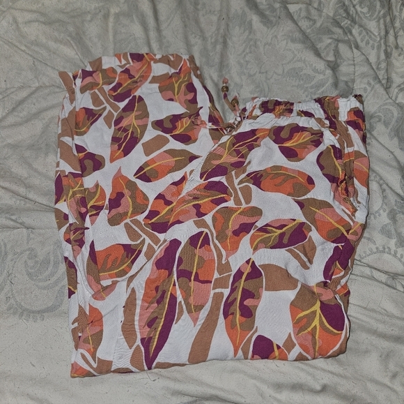 Jane and Delancey Pants - Jane And Delancey Leaf Print Multicolor Capri Pants With Pockets And Drawstring!